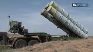 preview picture of video 'Des missiles sol-air S-400 engagés dans des manœuvres'
