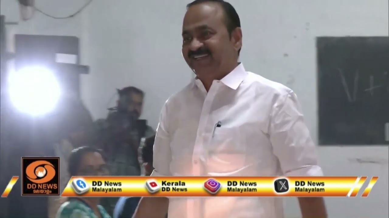 പ്രതിപക്ഷ നേതാവ് വിഡി സതീശൻ വോട്ട് രേഖപ്പെടുത്തി | VD 