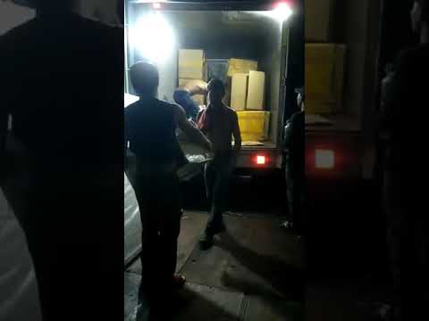 Xếp hàng hóa lên xe