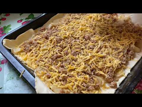 Слоеный пирог с мясом, очень вкусный и сочный.