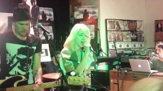 Veronica Maggio live på Bengans.  &quot;Dallas&quot;.