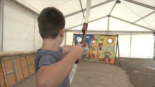VOTV - El 'Mini-Tir' amb arc convenç petits i grans a la festa major de Llerona