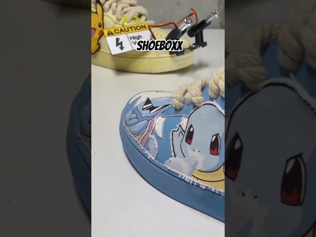 Vídeo relacionado con Pokémon Zapatillas niños niños niñas Pikachu Slip On Zapatillas de casa con Suela Dura Interior Exterior Negra 8 UK niño