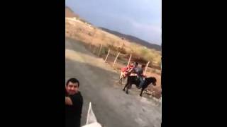 El komander, No esta Enojado Le daba el Sol