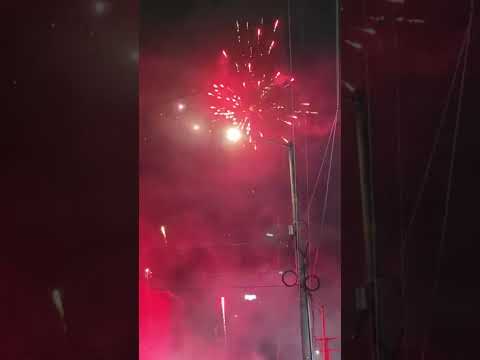 "Banderazo de la hinchada del América de Cali anoche en Bogotá, previo al encuentro vs Santa Fe" Barra: Disturbio Rojo Bogotá &bull; Club: América de Cáli &bull; País: Colombia