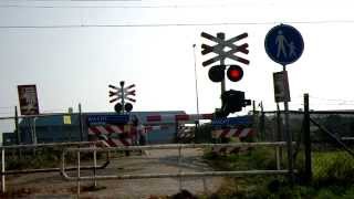 preview picture of video 'Spoorwegovergang Vinkebrug/ Passage a Niveau/ Railroad-/ Level Crossing/ Bahnübergang'