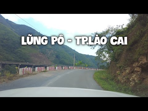 Viagem do mastro de Lung Po na estrada fronteiriça com a China ao longo do Rio Vermelho até a cidade de Lao Cai