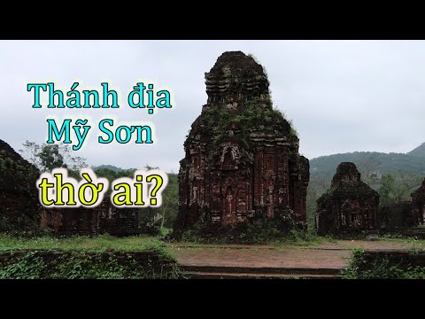 Một minh giữa Thánh địa Mỹ Sơn lúc chiều tà.