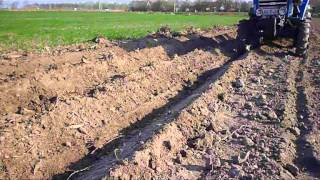 preview picture of video 'Pocsaji traktoros.ISEKI TU 1600.Potato planting,/Hungary/'