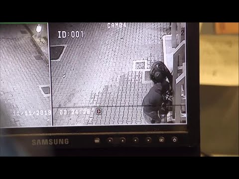 I banditi in azione contro la cassa della stazione di benzina