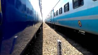 preview picture of video 'Jan Shatabdi Express Crosses Mandovi Express at Nandgaon Rd'