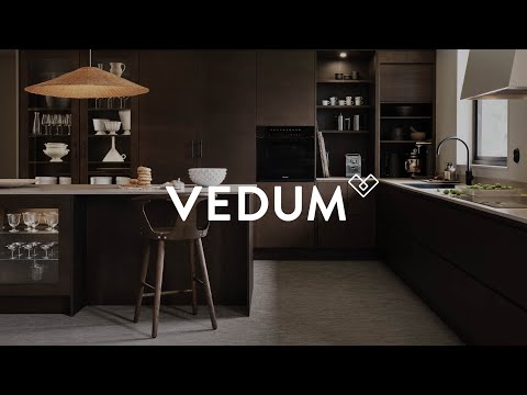 Vedum Kök & Bad - Ett kök i mustiga färger med funktionsvägg och exklusivt vitrinskåp.