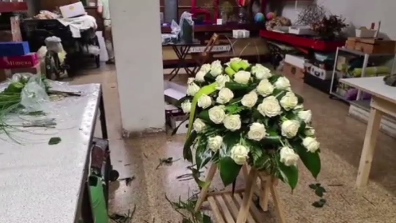 Watch Now Come fare un cuscino funebre - funeral spray flowers Come fare un cuscino funebre - funeral spray flowers