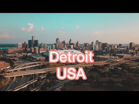 Avião pousando no Aeroporto Metropolitano de Detroit Wayne County (DTW) em um dia nebuloso
