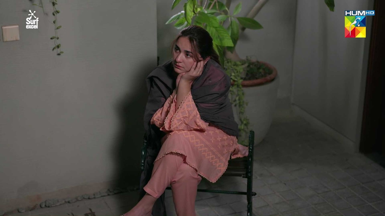 Larki Itna Gum Sum Kiyun Bethi Hai..? #yumnazaidi #dekhzarapyarzse - HUM TV