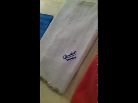 Al M. Valenciano, Diretor do Museu Ilocos Norte, discute uma manta de parto