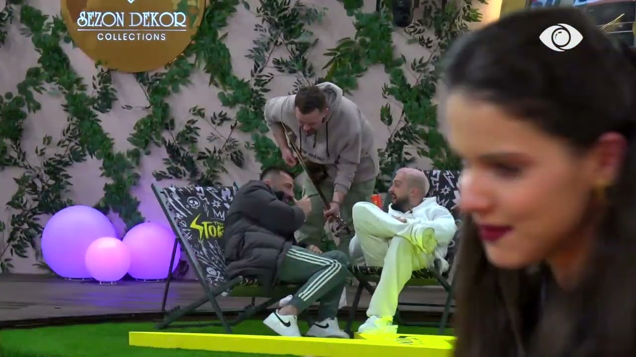 Gjesti qëndron me Kellyn, Tiri i afrohet teksa luan me kitarë