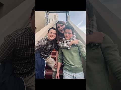 Some behind the scenes of Young Sheldon with the most loving and supportive cast and crew 🫶