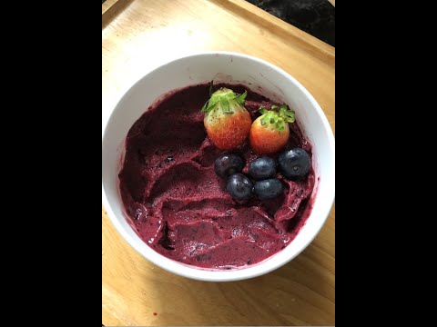 How to make a NO BANANA STRAWBERRY BLUEBERRY SMOOTHIE BOWL #shorts #smoothiebowl