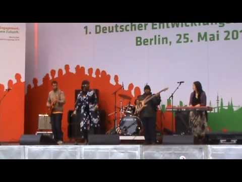 Djatou Toure singt 