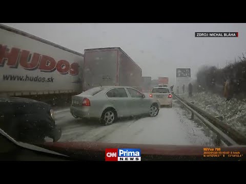 Další mrazivé záběry z nehody na D5: Utekli za svodidla, jejich auto smetl kamion