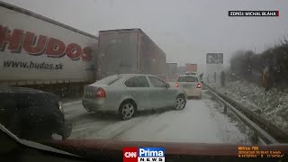 Další mrazivé záběry z nehody na D5: Utekli za svodidla, jejich auto smetl kamion