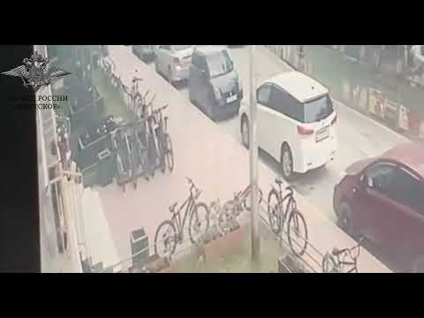 Два молодых человека украли 100 тысяч рублей у мужчины, который уснул у входа своего дома в Якутске