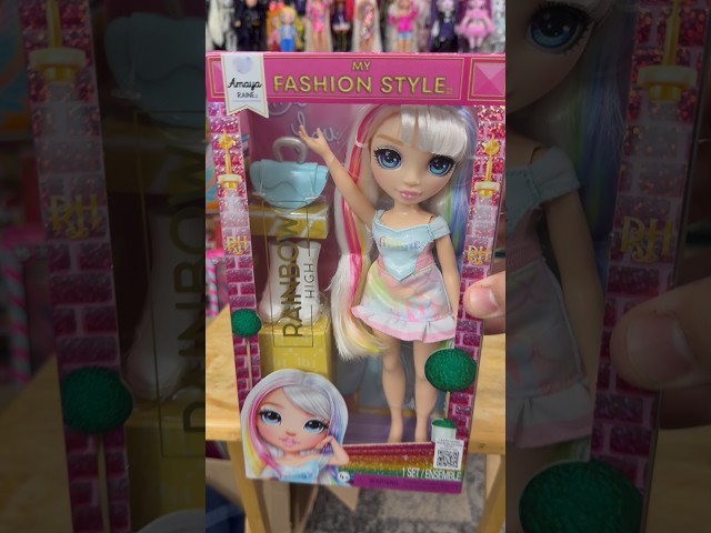 Vídeo relacionado con RAINBOW HIGH My Fashion Style Doll - Amaya - Muñeca de Moda de 28 cm de Color Arco Iris con Conjunto Llamativo y Bolso Elegante, Juego, Posable, Coleccionable, para Niños de 4 a 12 Años o Más