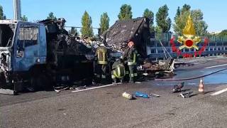 Rozzano, tir in fiamme sulla Tangenziale ovest di Milano, nove chilometri di coda