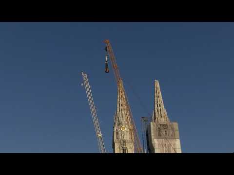Izdvojeno 17.4.2020. – Uspješno uklonjen vrh sjevernog tornja zagrebačke katedrale