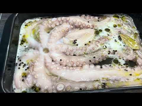 Tintenfisch, Oktopus, Pulpo nach Spanischem Rezept im Backofen.