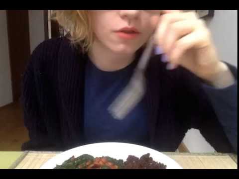 Eating sounds: Spinach | WARNING: all over my teeth