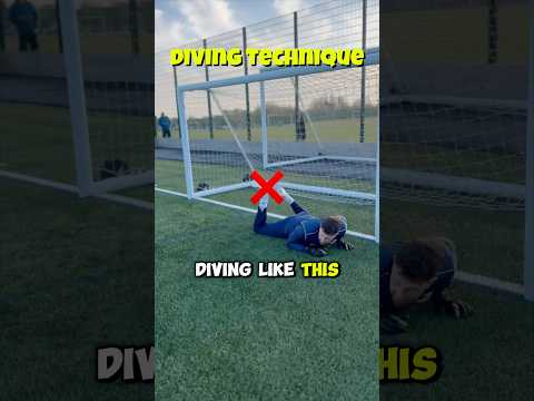 Tips for YOUNG Goalkeepers: Diving Technique #englishfootballer #goalkeeperchallenge #soccer