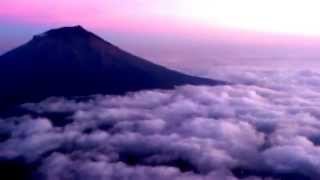 preview picture of video 'Lautan Awan Gunung Sindoro dan Sumbing ketika Sunset'