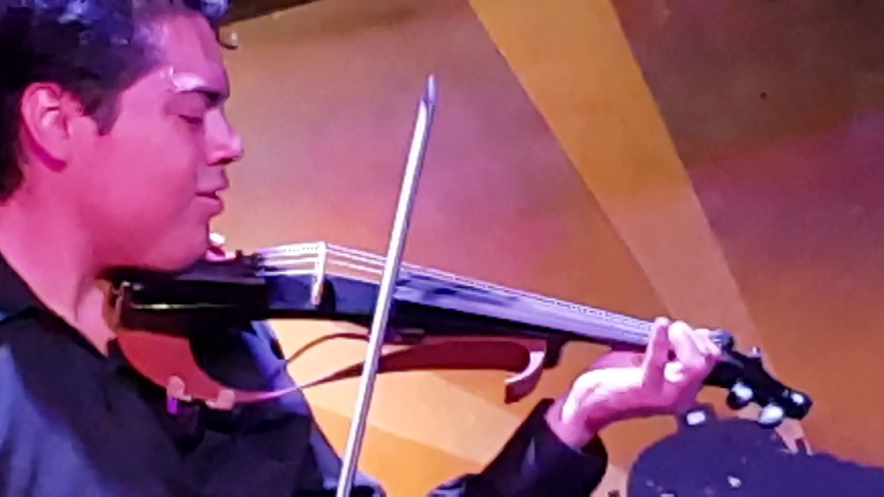 Daniel Hiram tocando El Mago de Oz en violín en un evento