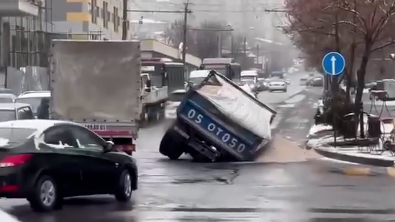 Բեռնատարն ընկել է մեծ փոսը