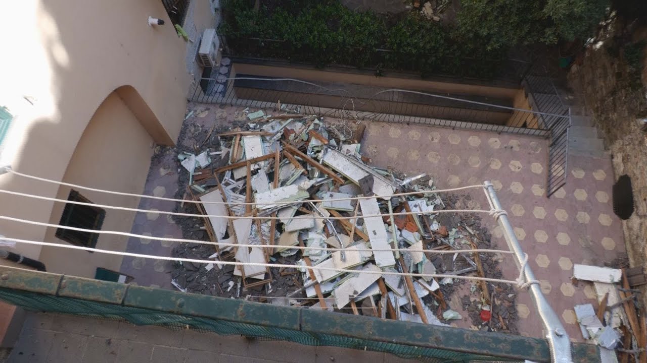 Watch Now Chiavari, ecco il tetto spazzato via dal vento. Ancora scosso il titolare della gelateria Chiavari, ecco il tetto spazzato via dal vento. Ancora scosso il titolare della gelateria