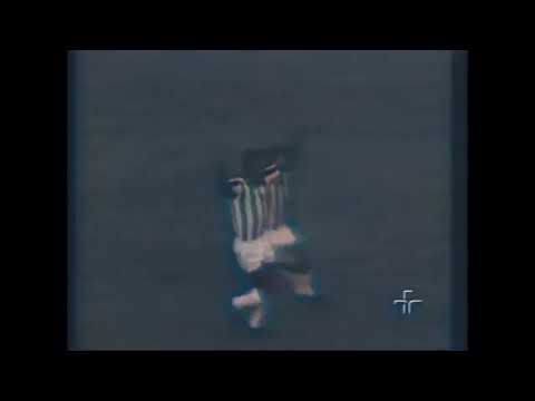 Santos 3 x 2 Portuguesa 04/11/1973 - Pelé gol