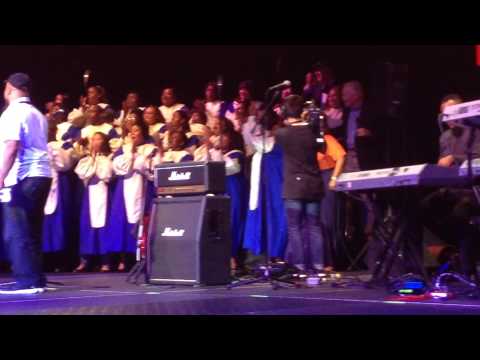 Click to Watch the Actor Jon Voight joins gospel choir on stage during Restoring Unity event video