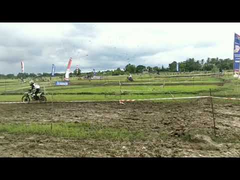 Menegankan!! Aduh Skill Motor Taxi Gabah VS Motor Trail KLX Di Sawah Berlumpur