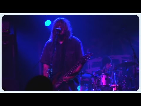 Videoclip de Driven Under (Live At Hampton Beach Casino / 2003) — Seether