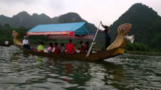 preview picture of video 'Vãn cảnh chùa Hương 2014 - nghe hát quan họ - Cảnh non nước tuyệt đẹp'