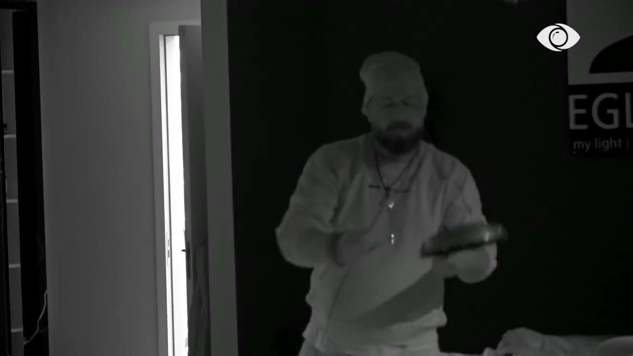 Gerti ‘rrëmben’ tiganin, shkon dhe i bie me lugë për të bërë zhurmë në dhomë të gjumit