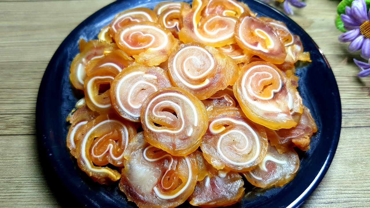 Tai heo ngâm nước mắm giòn ngon, thấm vị