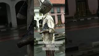 Download lagu si budi kecil kuyup menggigil, menahan dingin tanpa jas hujan ... mp3
