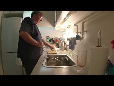 MongoTV_4916 - Mongo Madskole - Svinekoteletter Med Kartoffelmos og Ketchup