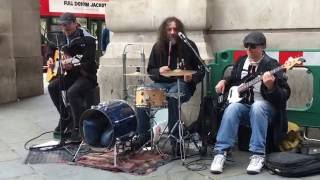 Snow Patrol, Chasing Cars (cover) - busking in the streets of London, UK
