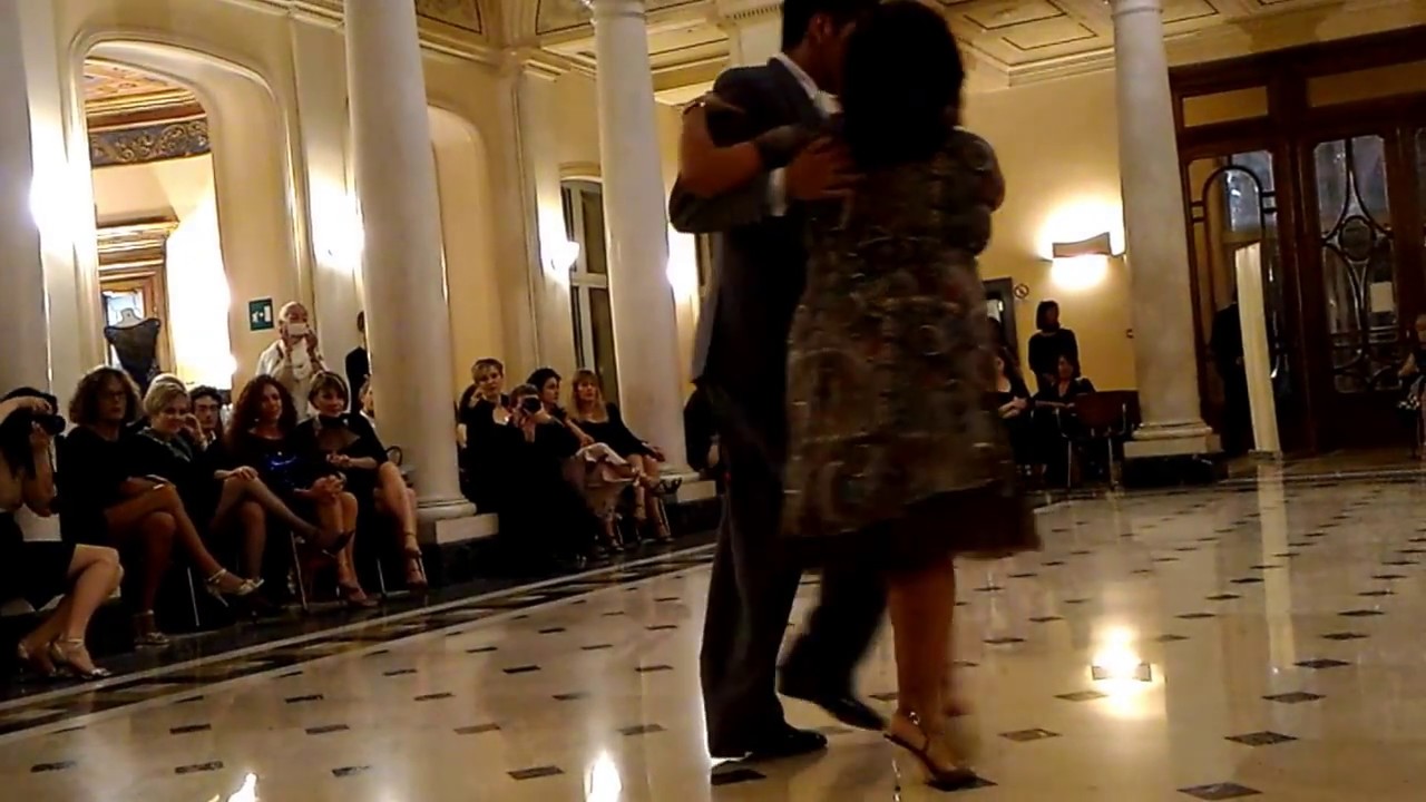 Graciela Gonzalez *La Leona del Tango* acompañada por Hernán Rodriguez.