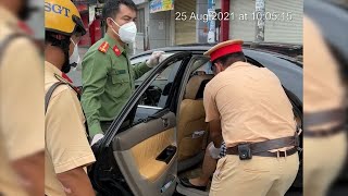 Warming hearts during the epidemic season, Ho Chi Minh City police used a specialized vehicle to ...
