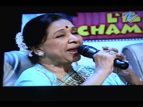 Asha Bhosle & Abhijeet Live - Zara Sa Jhoom Loon Main